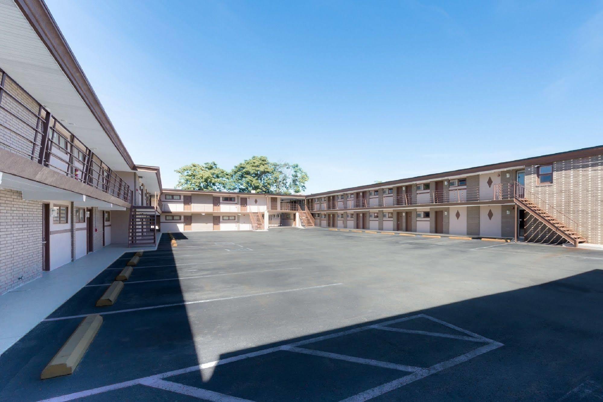 Super 8 By Wyndham Greensburg Buitenkant foto