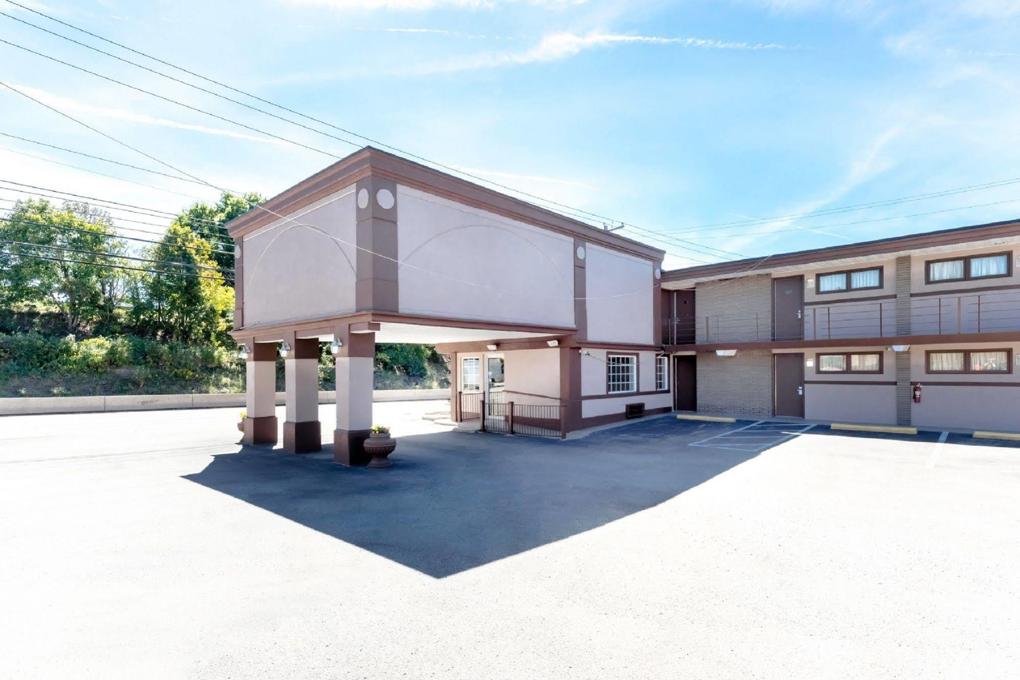 Super 8 By Wyndham Greensburg Buitenkant foto